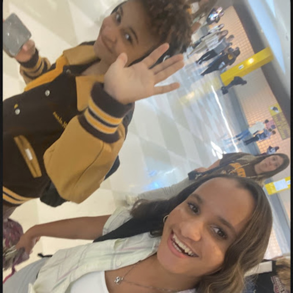 Profile Picture of Ariana Halbig (@arianahalbig250) on Poshmark