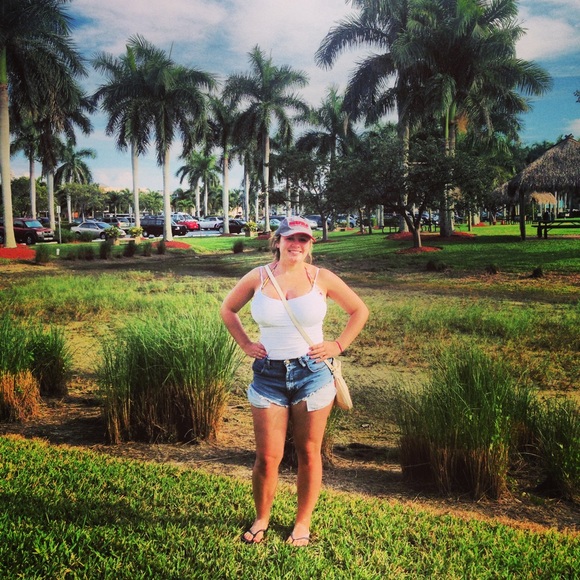 Profile Picture of Carly Murray (@carlym12) on Poshmark