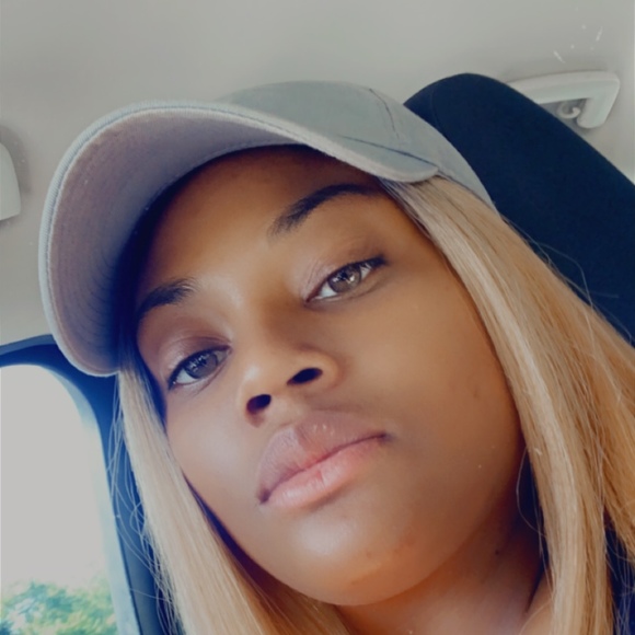 Profile Picture of Jasmine Franks (@hazlenyla) on Poshmark