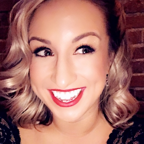 Profile Picture of Danielle Neiport (@dneiport) on Poshmark