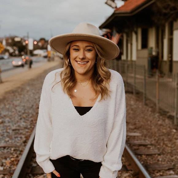 Profile Picture of Layla Enayati (@layla431) on Poshmark