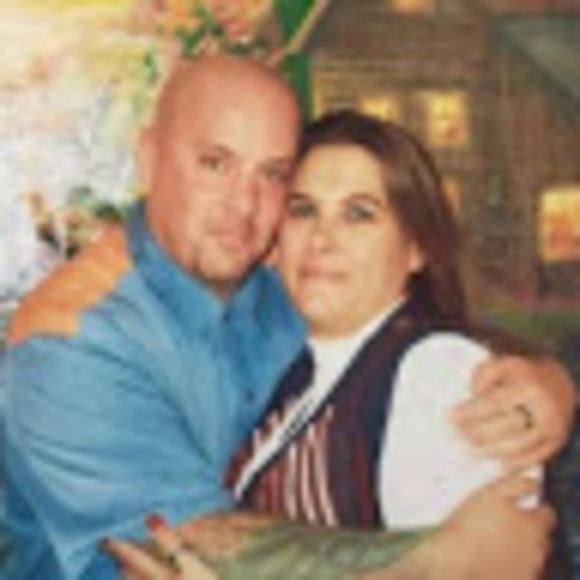 Profile Picture of Lisa Perreault (@sugaroo1118) on Poshmark