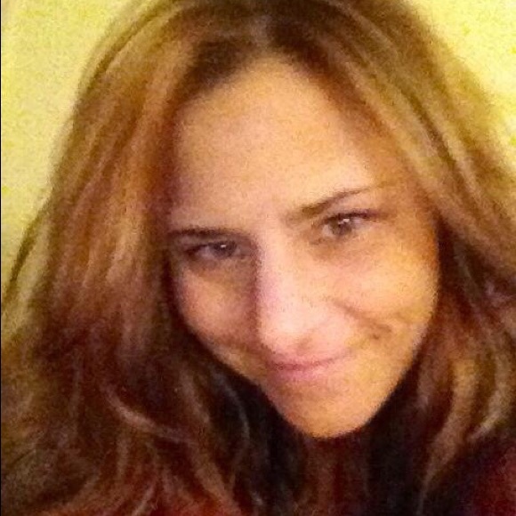 Profile Picture of Debbie Gugino (@cominuproses41) on Poshmark