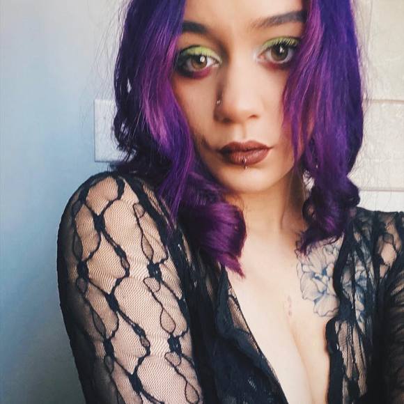 Profile Picture of Samantha Manns (@msamantha00) on Poshmark