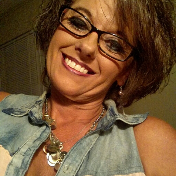 Profile Picture of Kari Ruby (@kari090468) on Poshmark