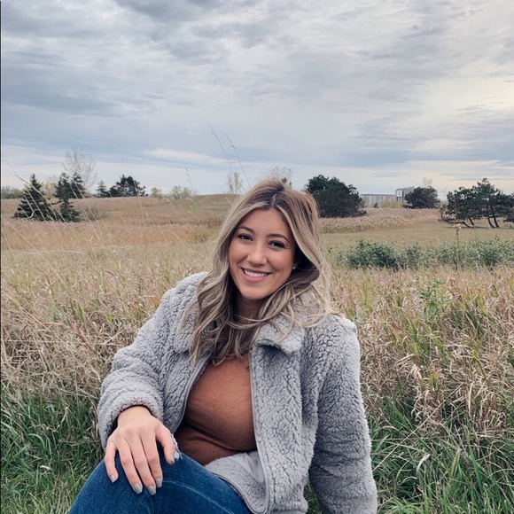 Profile Picture of Maddie Whitmarsh (@madd_fit) on Poshmark