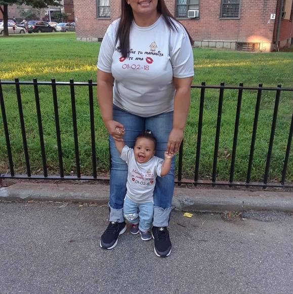 Profile Picture of Yesenia Cabrera (@yeseniacabrera) on Poshmark