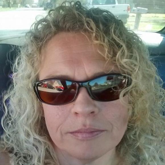 Profile Picture of Andrea Crossen (@dreacross) on Poshmark