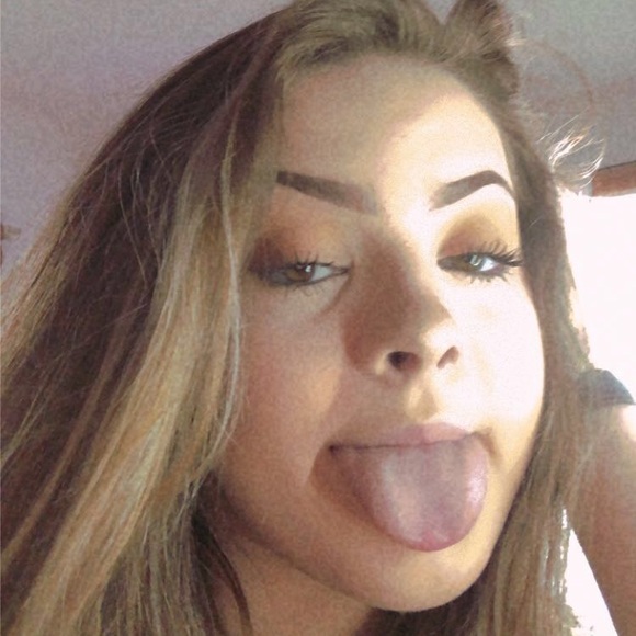 Profile Picture of Alyvia Lankey (@alyvialankey) on Poshmark