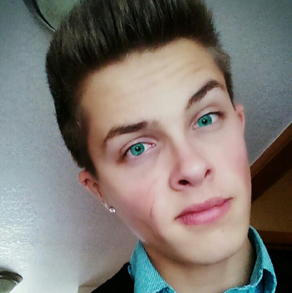 Profile Picture of Matthew Bollinger (@matt_bollinger) on Poshmark