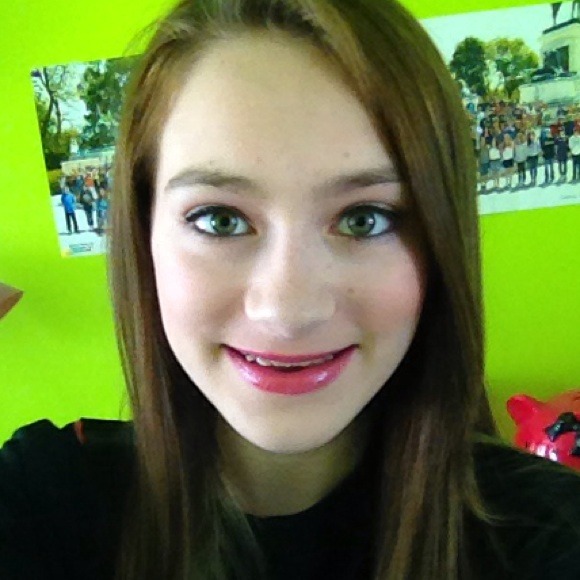 Profile Picture of Nina Butrym (@ninadancer5678) on Poshmark