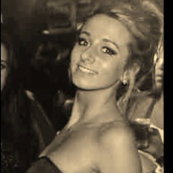 Profile Picture of Alice Crouch (@alicex3) on Poshmark