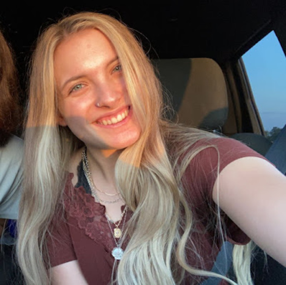 Profile Picture of Belle Malueg (@bellemalueg) on Poshmark