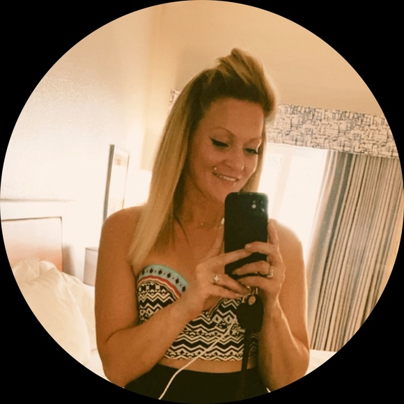 Profile Picture of Danielle Trowbridge (@danielle_trow) on Poshmark