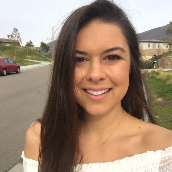 Profile Picture of Kelly Backers (@kbackers) on Poshmark