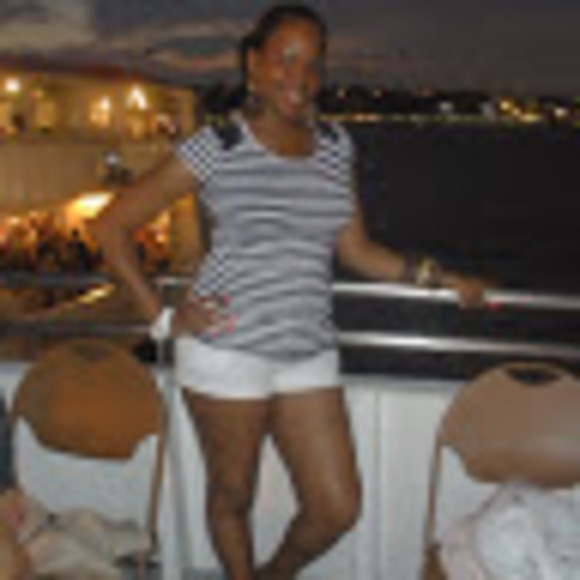 Profile Picture of Alicia Archibald (@aliciaarchib545) on Poshmark