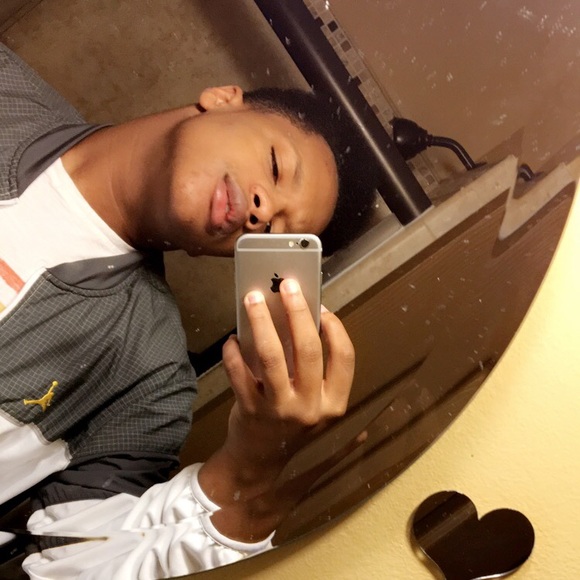 Profile Picture of Kaemond Rupnik (@kaee_rup) on Poshmark