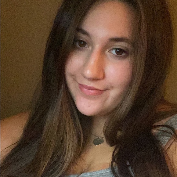 Profile Picture of Julianne Gannon (@juliannegannon) on Poshmark
