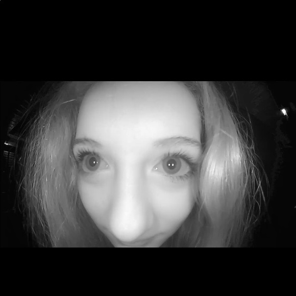 Profile Picture of Ally Crater (@allycrater) on Poshmark