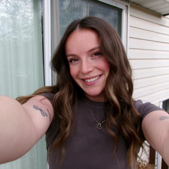 Profile Picture of Ryleigh Garrard (@ryleighcarong) on Poshmark