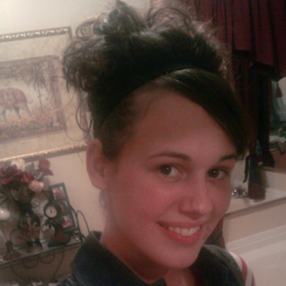 Profile Picture of Lana Hiett (@lhiett) on Poshmark