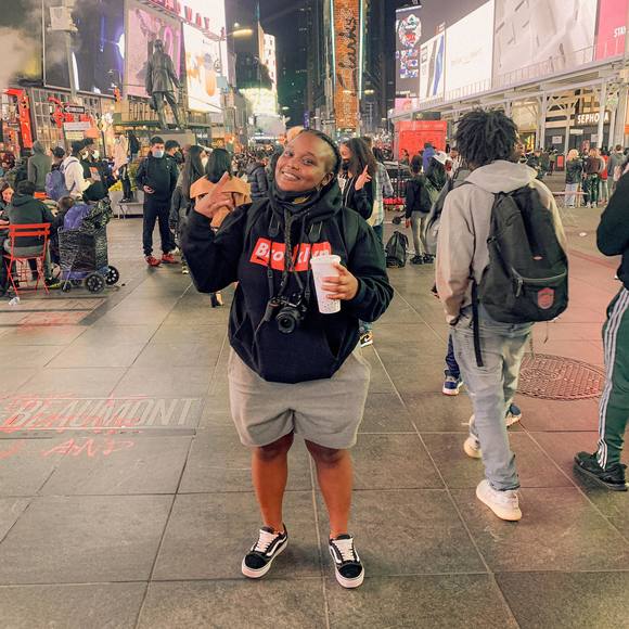 Profile Picture of Tyra Longcrier (@tyraaaiv) on Poshmark