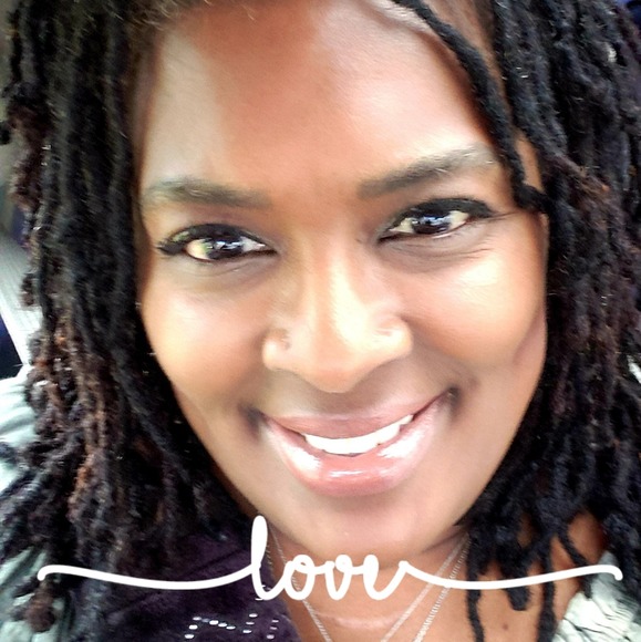 Profile Picture of Kim Carlotta (@kimcarlotta) on Poshmark