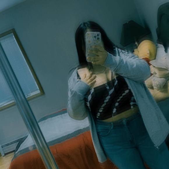 Profile Picture of Kelyn Gualan (@kelyngualan) on Poshmark