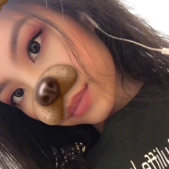 Profile Picture of Yiqi Deng (@yiqideng) on Poshmark