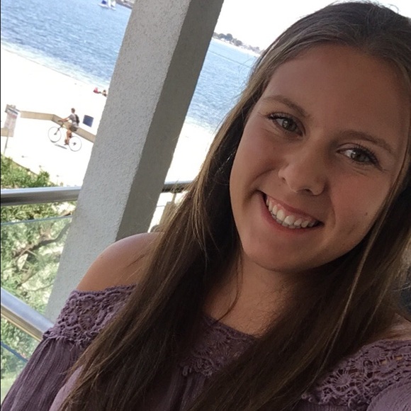 Profile Picture of Tara Ellenz (@trellenz) on Poshmark