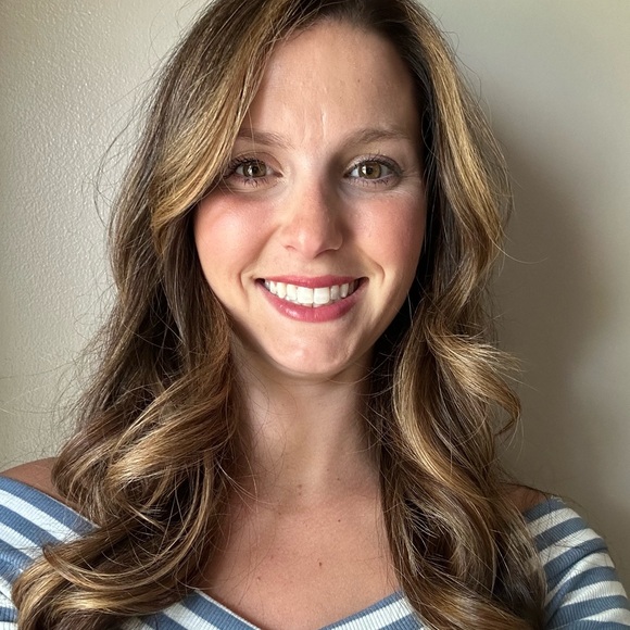 Profile Picture of Karlie Cetti (@kcetti) on Poshmark