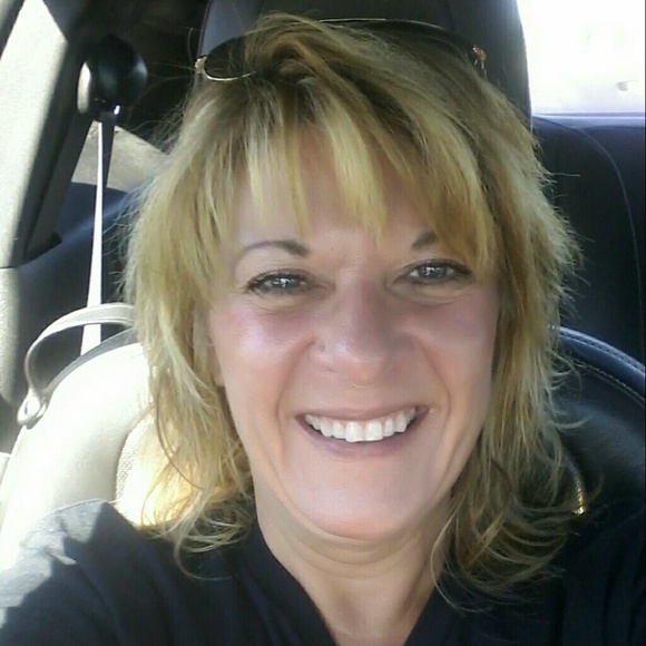 Profile Picture of Ronda Reeter (@ronda65sue) on Poshmark