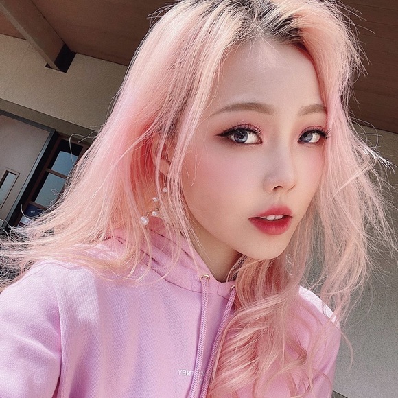 Profile Picture of Camey Liu (@cameyliu) on Poshmark