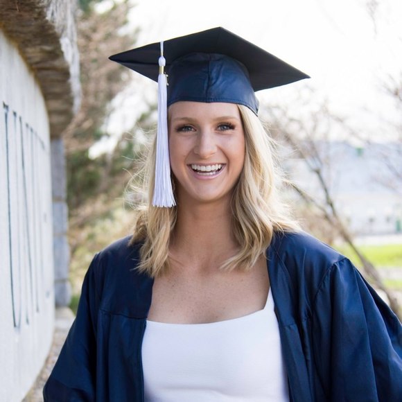 Profile Picture of Dani Brantingham (@dan_bran) on Poshmark