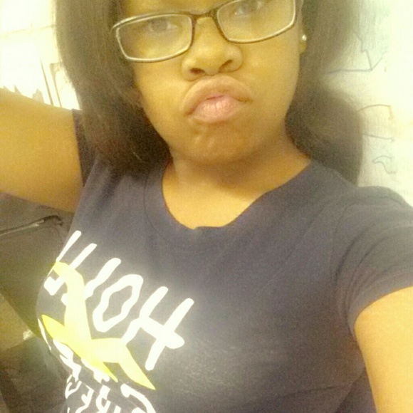 Profile Picture of Amberia Sumrell (@sn_flwxr) on Poshmark