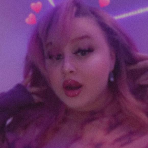 Profile Picture of Sarah Schwier (@sugarcodenixey) on Poshmark