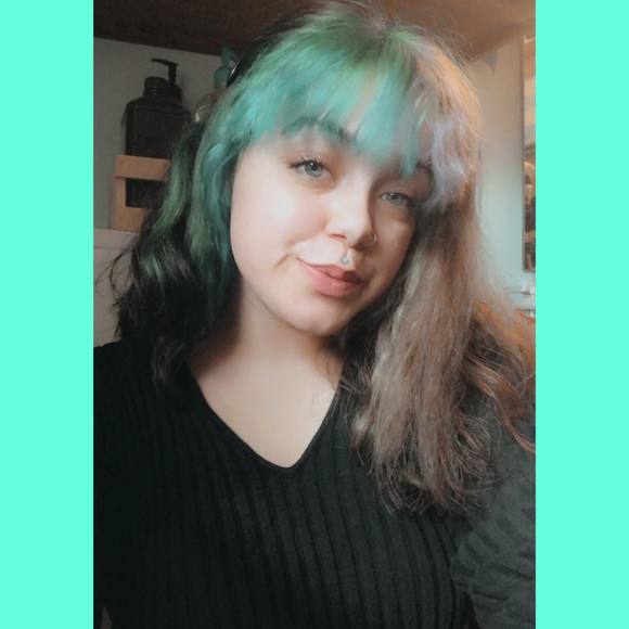 Profile Picture of Alexis Haull (@lexi022099) on Poshmark
