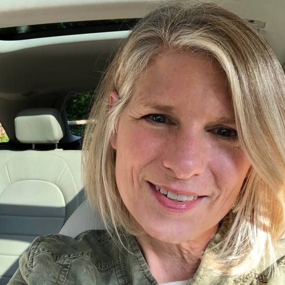 Profile Picture of Leslie Cronin (@liesle519) on Poshmark