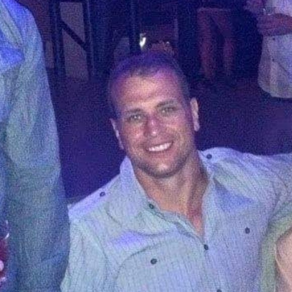 Profile Picture of Jon Osborne (@jonosborne72) on Poshmark