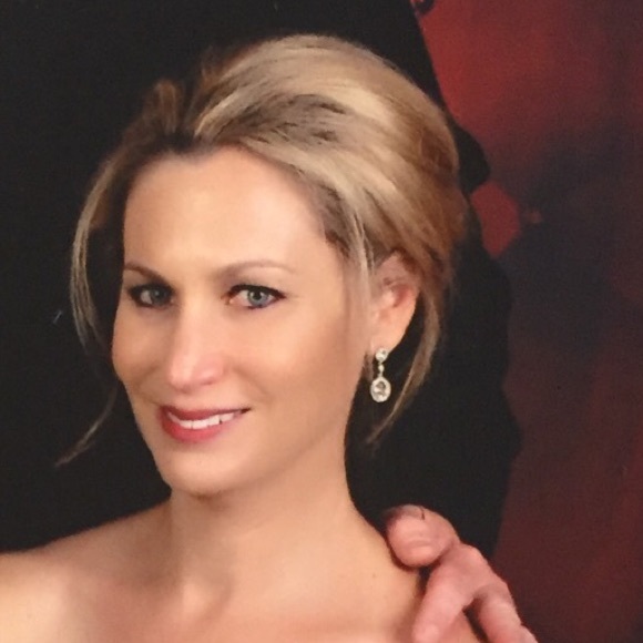 Profile Picture of Dana Bauries (@dbauries) on Poshmark