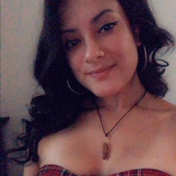 Profile Picture of Andrea Ramirez (@doyamirez) on Poshmark