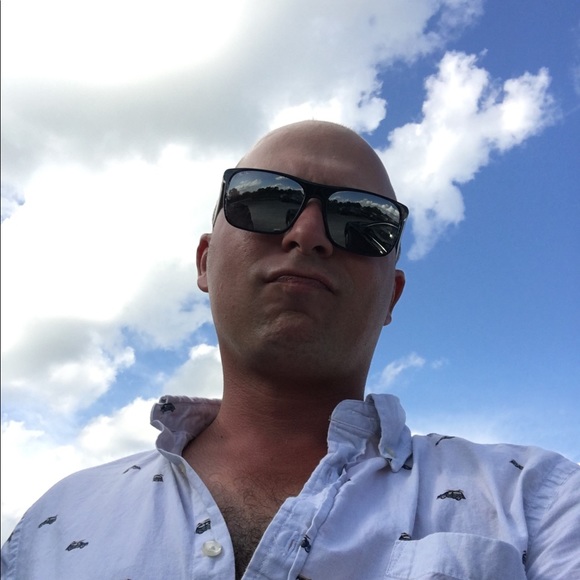 Profile Picture of Robert Nathan (@robnathan) on Poshmark
