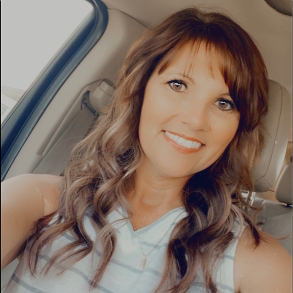 Profile Picture of Julie Cornell (@juliern3) on Poshmark