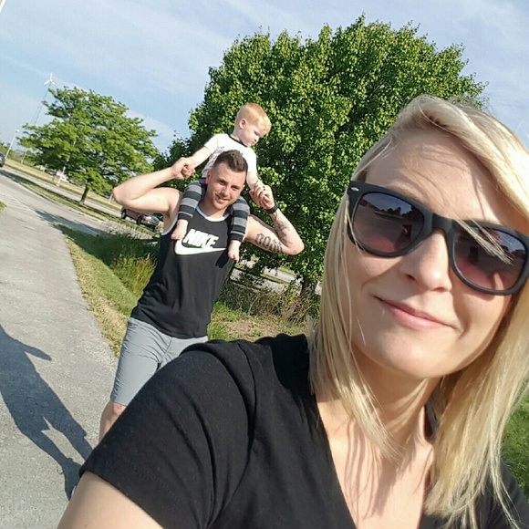 Profile Picture of Lindsy Golub (@lindsygolub) on Poshmark