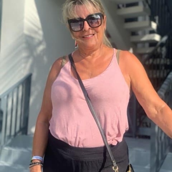 Profile Picture of Donna Pizzolongo (@dizzipizzi) on Poshmark