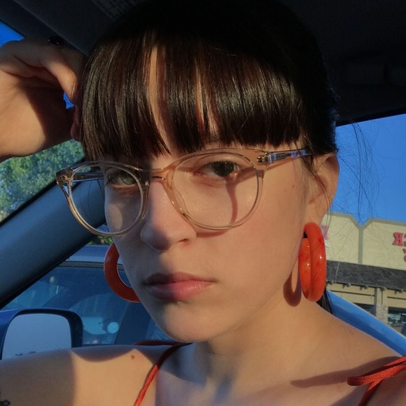 Alexis Redman - Poshmark Profile Picture of Alexis Redman (@alexisrenee_) on Poshmark