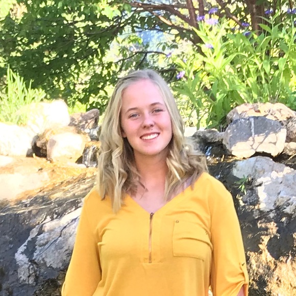 Profile Picture of April Goss (@april_goss) on Poshmark