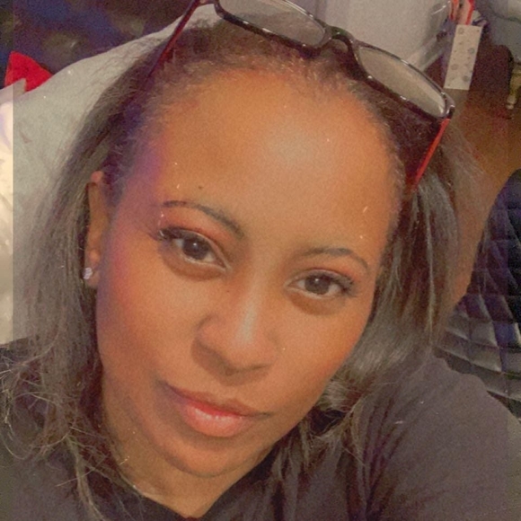 Profile Picture of Felicia Robinson-moore (@frm06) on Poshmark