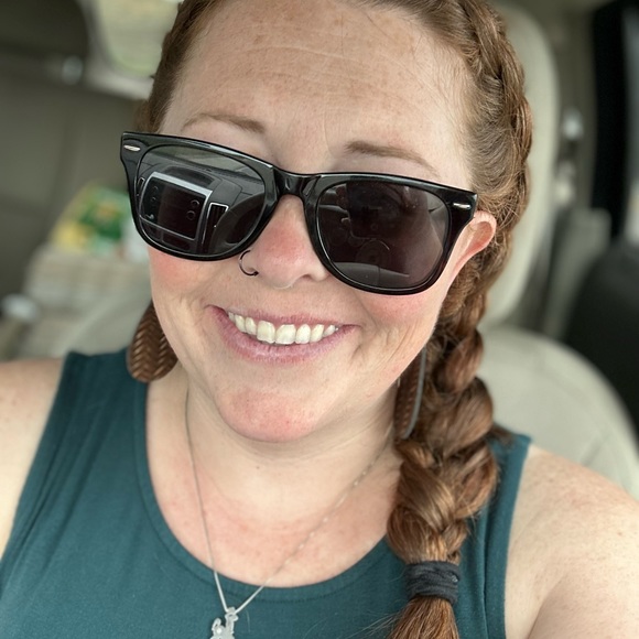 Profile Picture of Claire Manning (@cpeart) on Poshmark