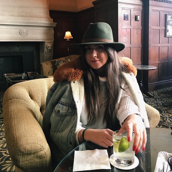 Profile Picture of Adriana Flaminio (@adrianaf123) on Poshmark